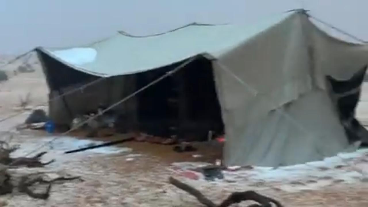 بالفيديو.. بردية وأمطار كثيفة غرب عذفاء