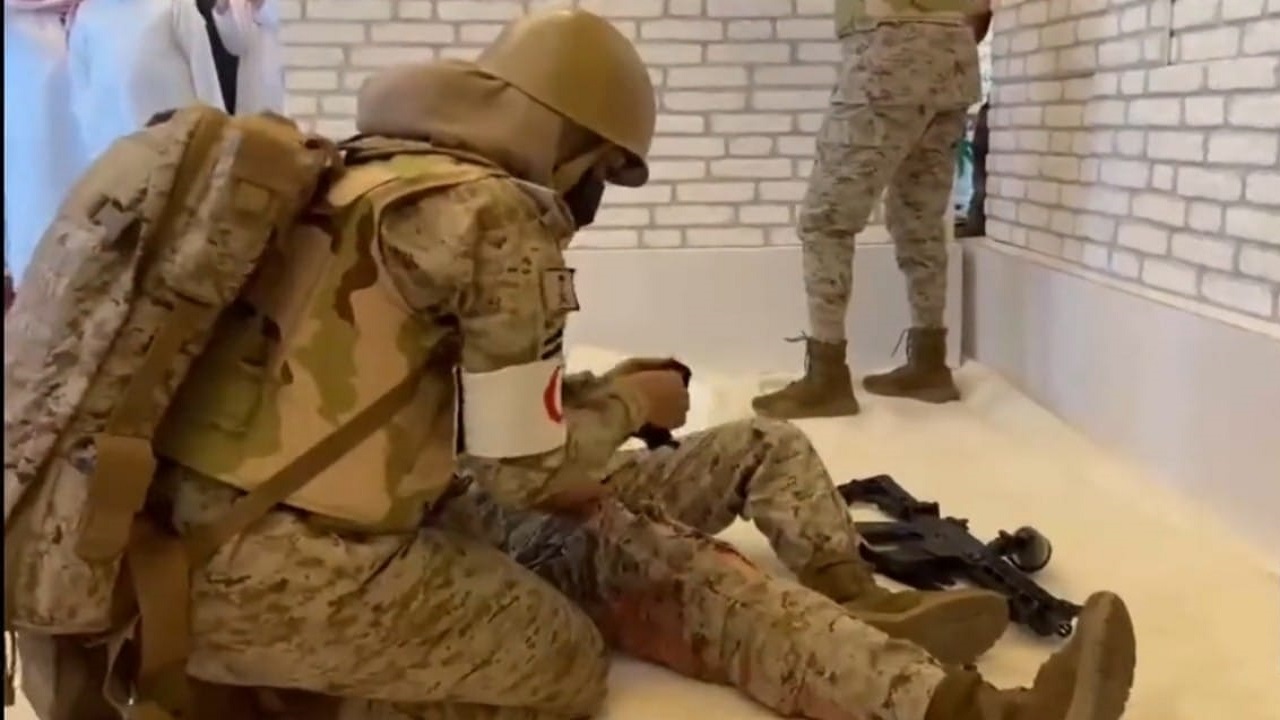 بالفيديو.. مجندات بالقوات المسلحة ينفذن فرضية إنقاذ مصاب بأرض المعركة