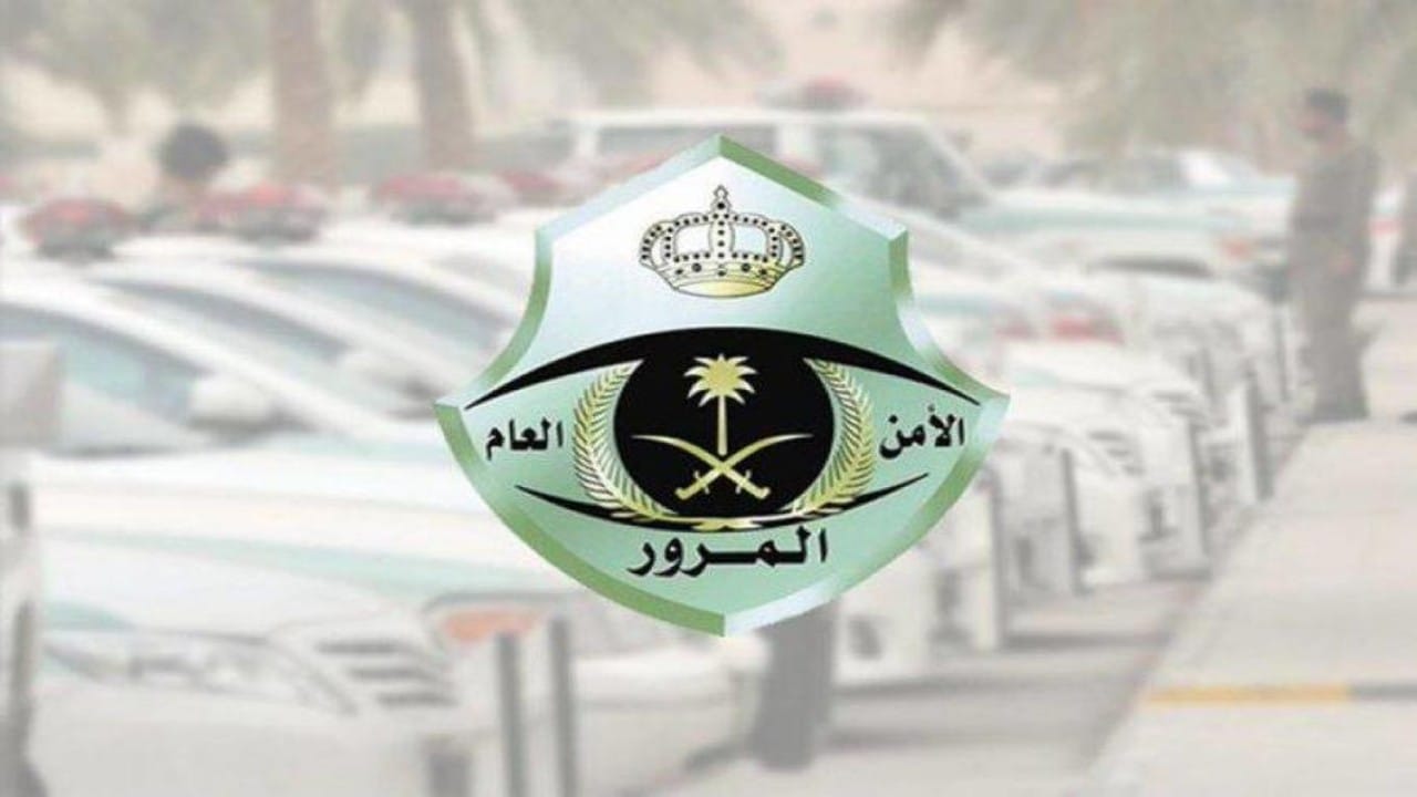 “مرور الرياض” يباشر سقوط جمل من مركبة على طريق تركي الأول