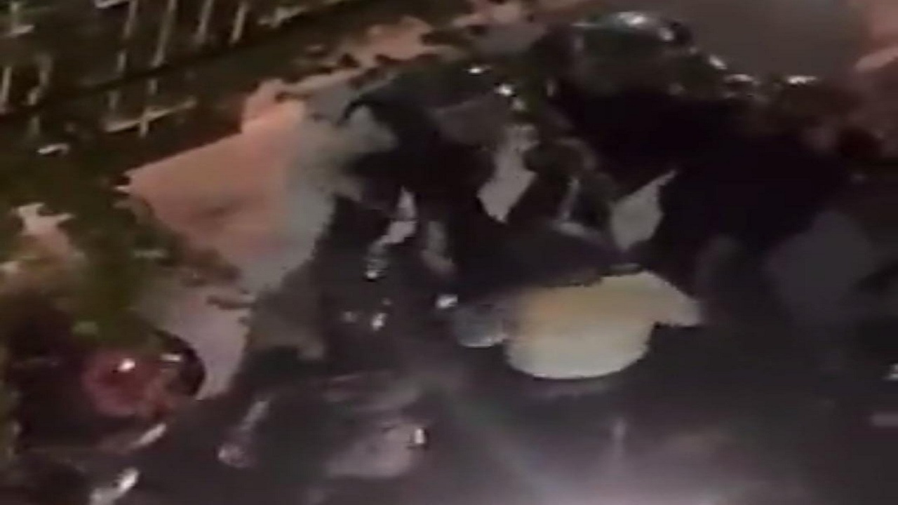 بالفيديو.. الأمن الإيراني يعتدي بوحشية على رجل في شارع عام