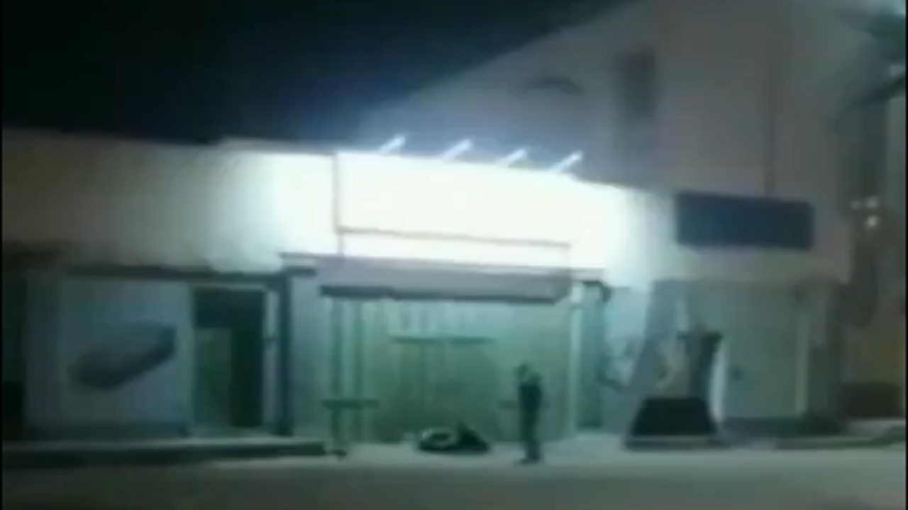 بالفيديو.. متظاهرون إيرانيون يضرمون النار في بوابة مقر الباسيج بالأهواز