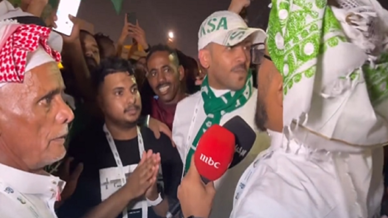 بالفيديو.. مواطنون يشعلون سوق واقف القطري بالغناء احتفاءً بالأخضر