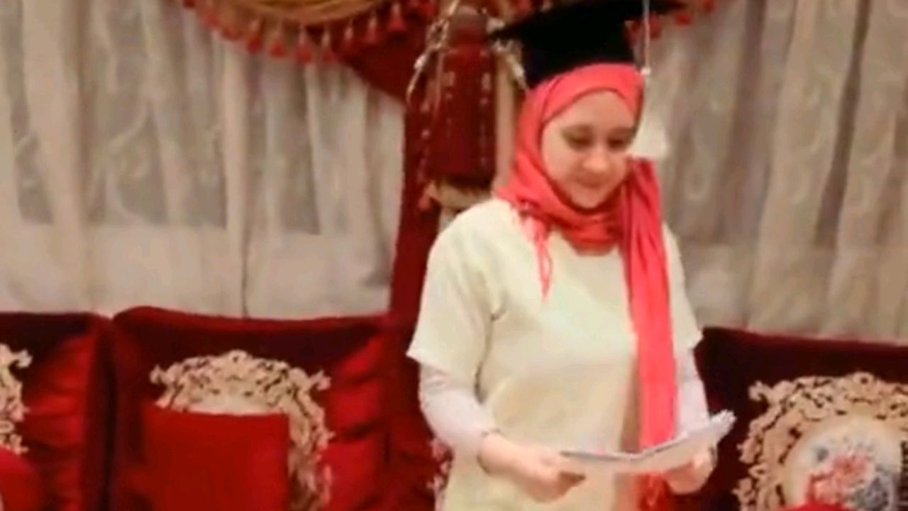 بالفيديو.. عائلة سعودية تحتفل مع عاملتهم الفلبينية بتخرج ابنها