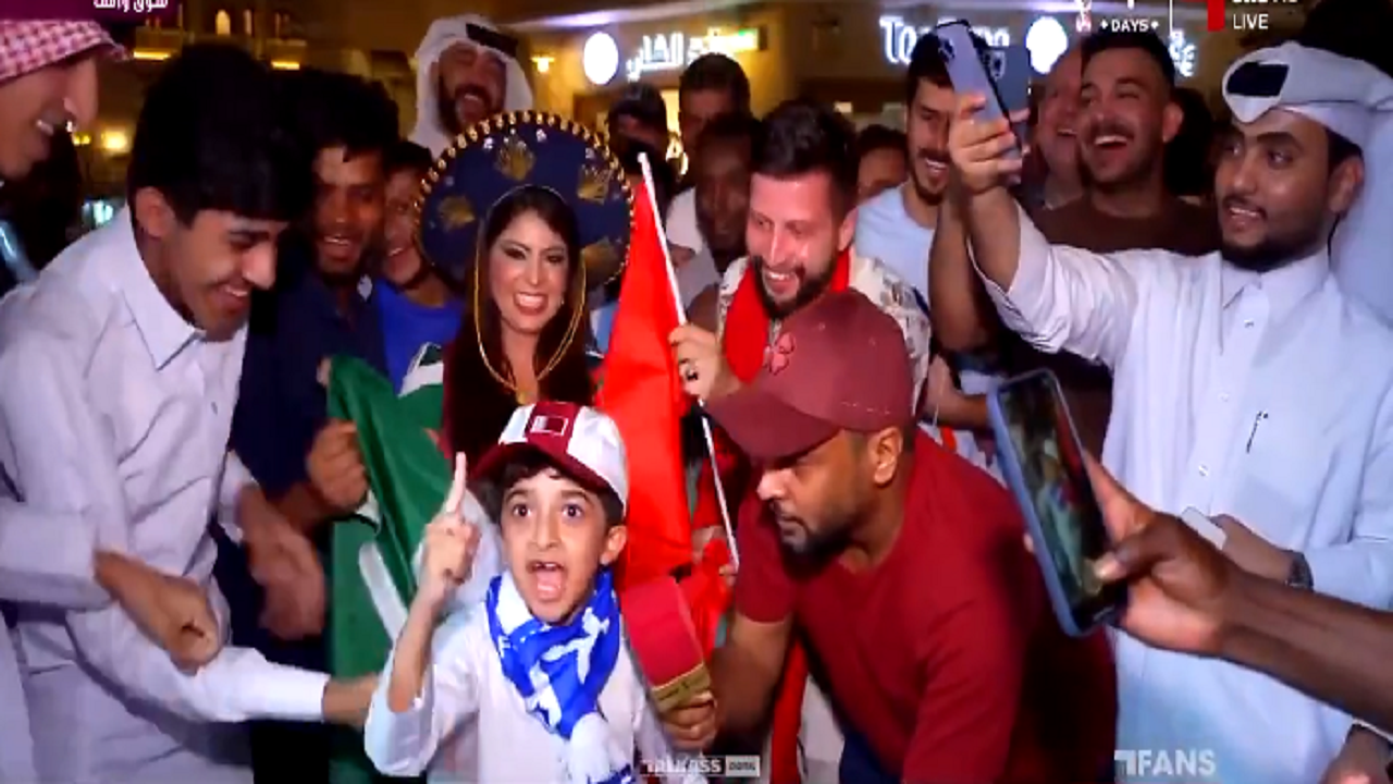 بالفيديو.. طفل يقاطع مشجعة مكسيكية معلناً فوز ⁧‫المملكة‬⁩ على ⁧‫المكسيك