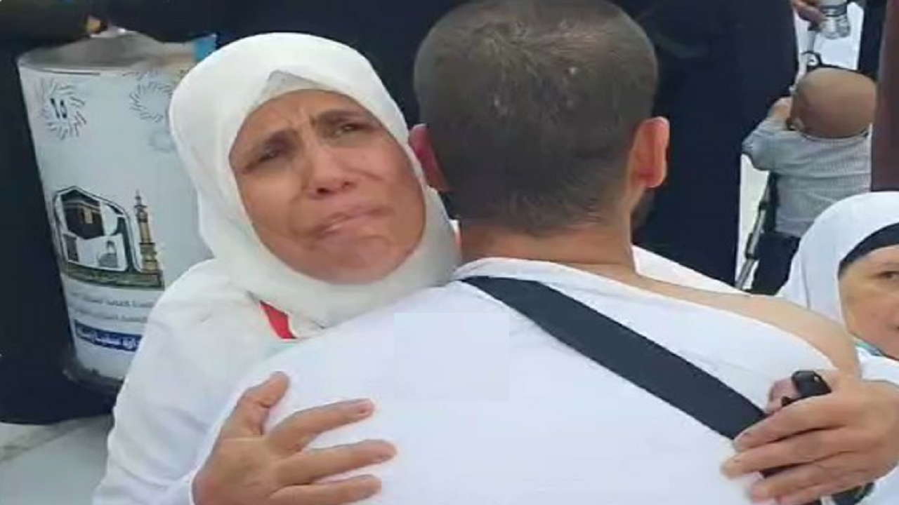 فيديو مؤثر لمعتمرة مصرية تحتضن ابنها وتدعو له أمام الكعبة