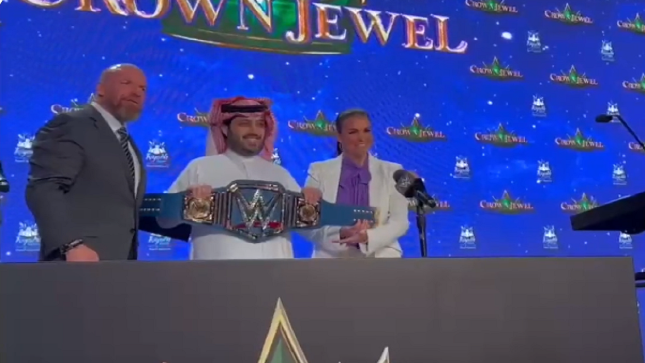 بالفيديو.. &#8220;آل الشيخ&#8221; يمازح الجمهور بعد إهدائه حزام WWE