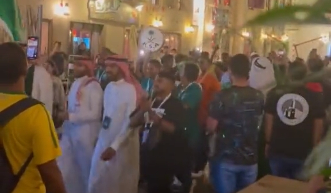 شاهد.. مسيرة حاشدة لجماهير المنتخب السعودي بقطر قبل انطلاق المونديال