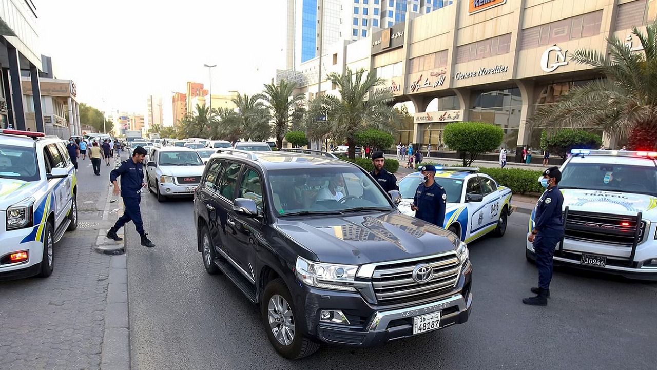 التحقيق في اعتداء مقيمين على موظفين حكوميين بالكويت