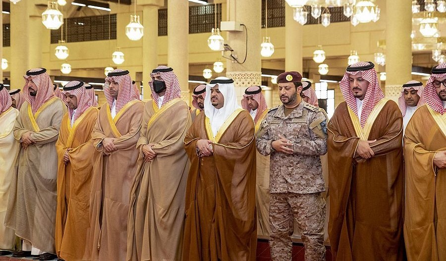 أمير الرياض يؤدي صلاة الميت على والدة الأمير متعب بن عبدالله بن عبدالعزيز