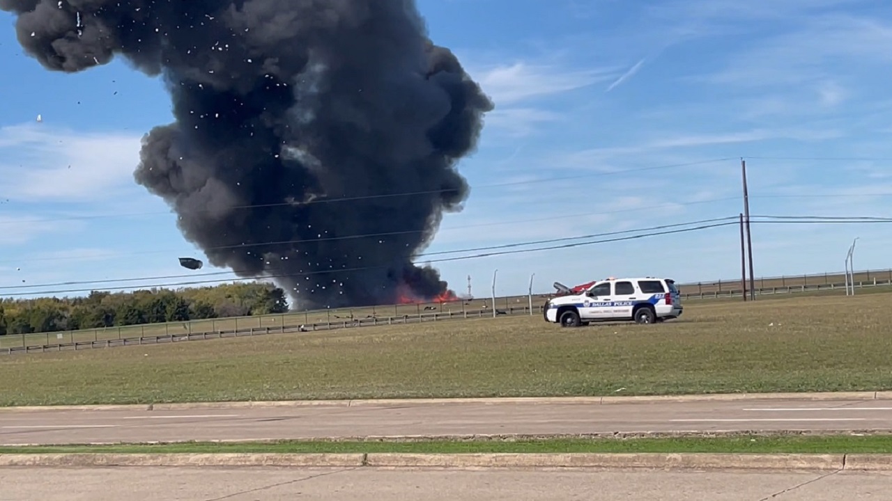 بالفيديو.. اصطدام طائرتين في ولاية تكساس أثناء عرض دالاس الجوي