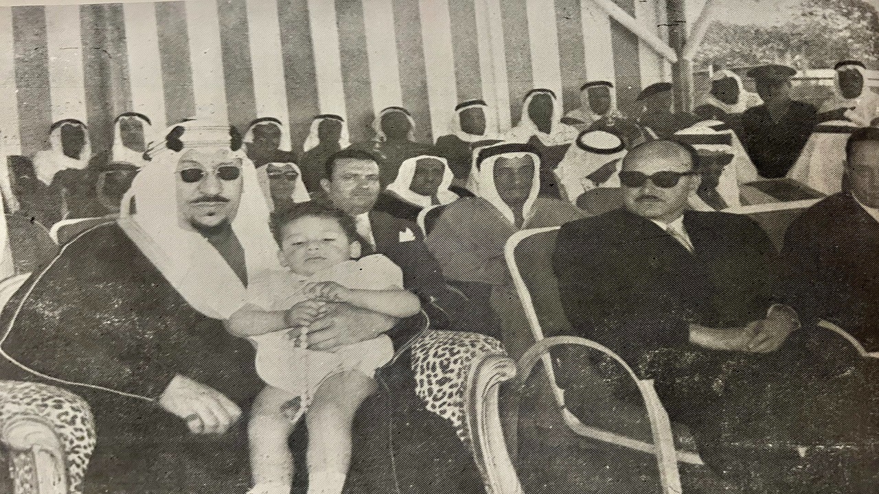 صورة عفوية للأمير وليد بن سعود في حضن والده