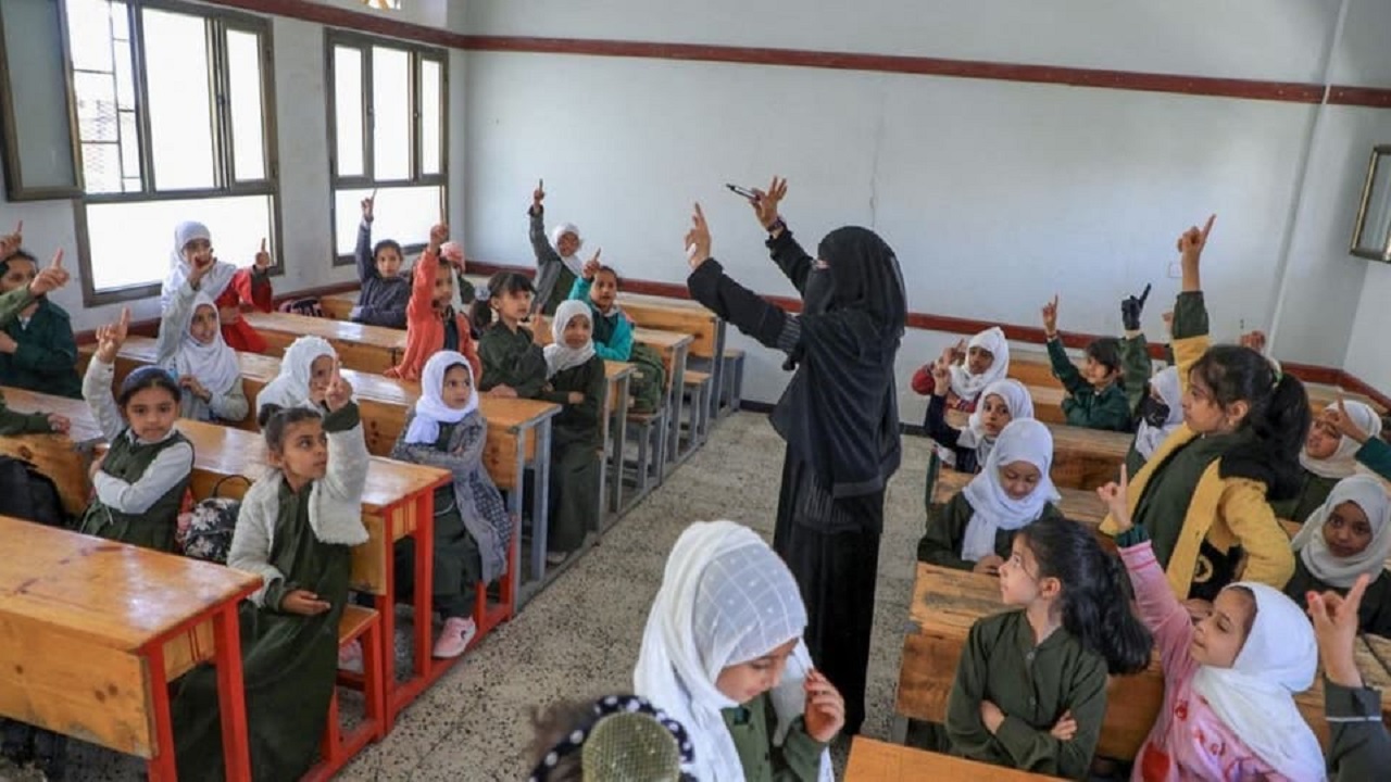مليشيا الحوثي تمنع الطلاب من الضحك والرحلات المدرسية