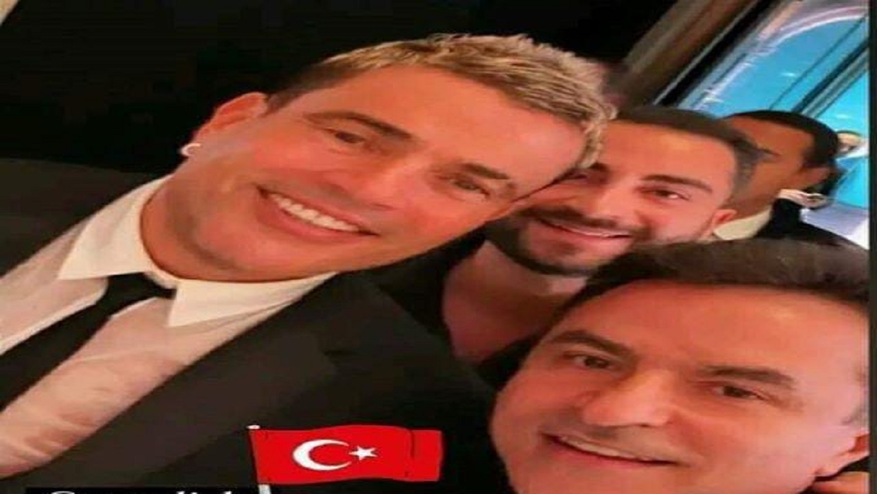 بالصور..  عمرو دياب يرتدي حلق خلال حفل في تركيا