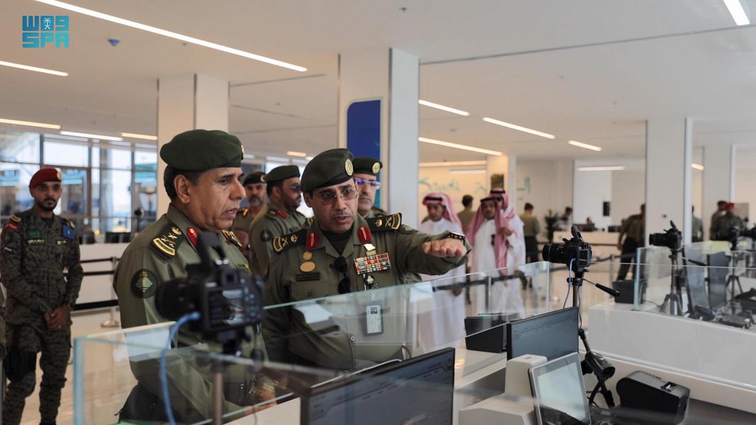 مدير عام الجوازات يتابع إنهاء إجراءات المسافرين لحضور كأس العالم