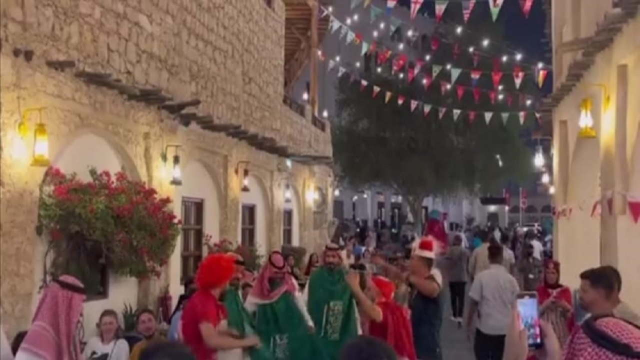 بالفيديو.. الجماهير السعودية والتونسية تصنع الحدث في سوق واقف قبل خوض غمار كأس العالم