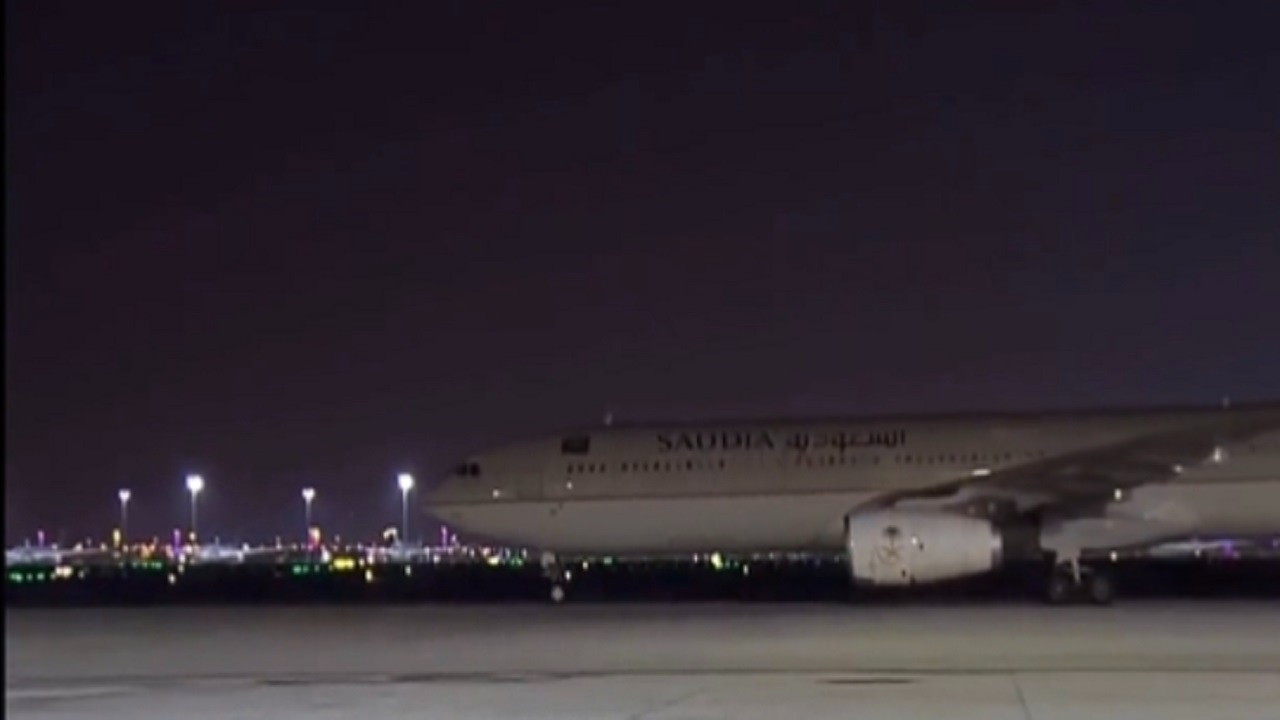 بالفيديو .. لحظة وصول طائرة الأخضر إلى قطر