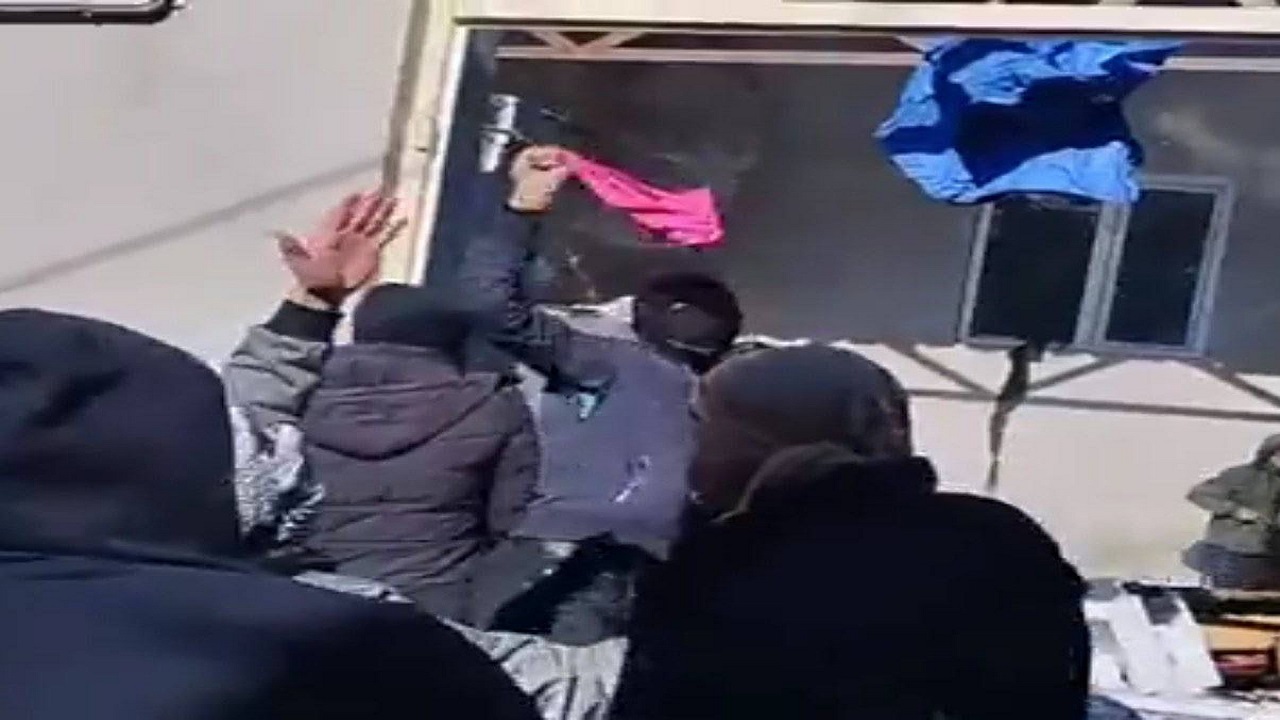 بالفيديو.. إيرانيون ينتزعون ملابس زوجة أحد مرتزقة الملالي الداخلية