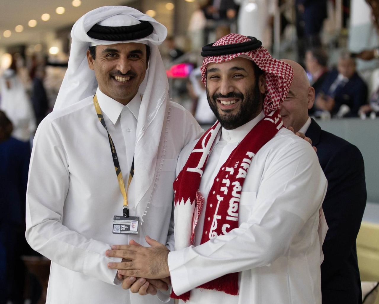 شاهد.. ولي العهد يتوشح علم قطر في افتتاح كأس العالم