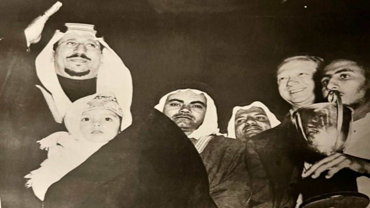 ‏‎شاهد.. صورة نادرة للملك سعود يحمل بين يديه ابنه الأمير منصور قبل 72 عاما 