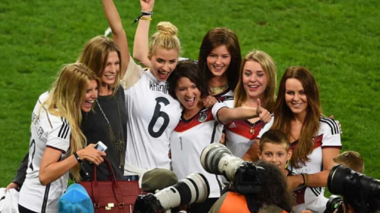 لرفع الروح المعنوية..السماح لزوجات لاعبي ألمانيا بالبقاء في المعسكر