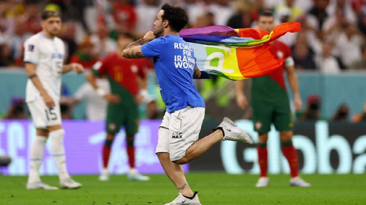 الكشف عن هوية مقتحم مباراة البرتغال بعلم “المثليين” ومصيره