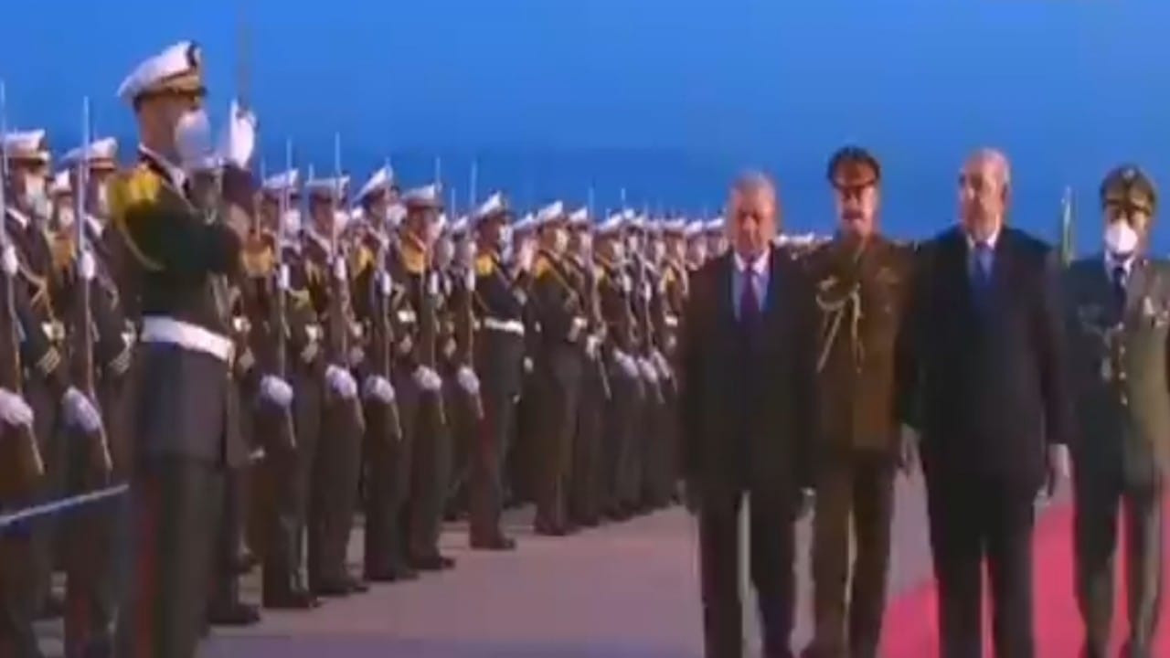 بالفيديو.. رئيس العراق يخالف البروتوكول عند وصوله للجزائر