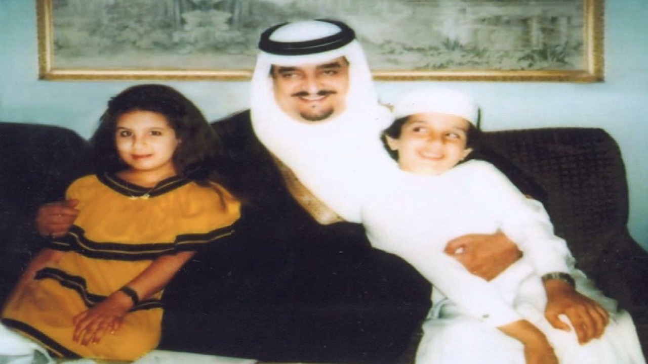 صورة نادرة للملك فهد يحتضن ابنه الأمير عبدالعزيز والأميرة حصة بنت سلمان