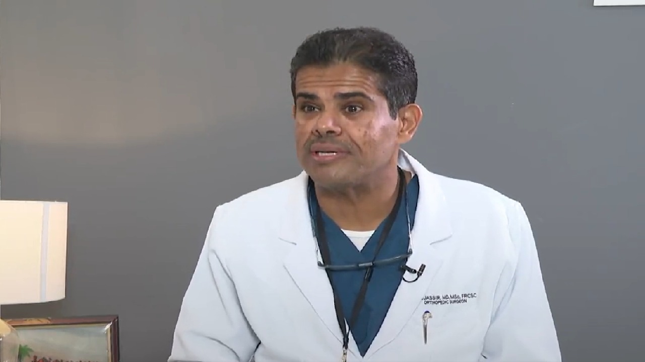 بالفيديو.. حقيقة تأثير جلسات البلوت و “تربيعة” الأكل على الأربطة والمفاصل