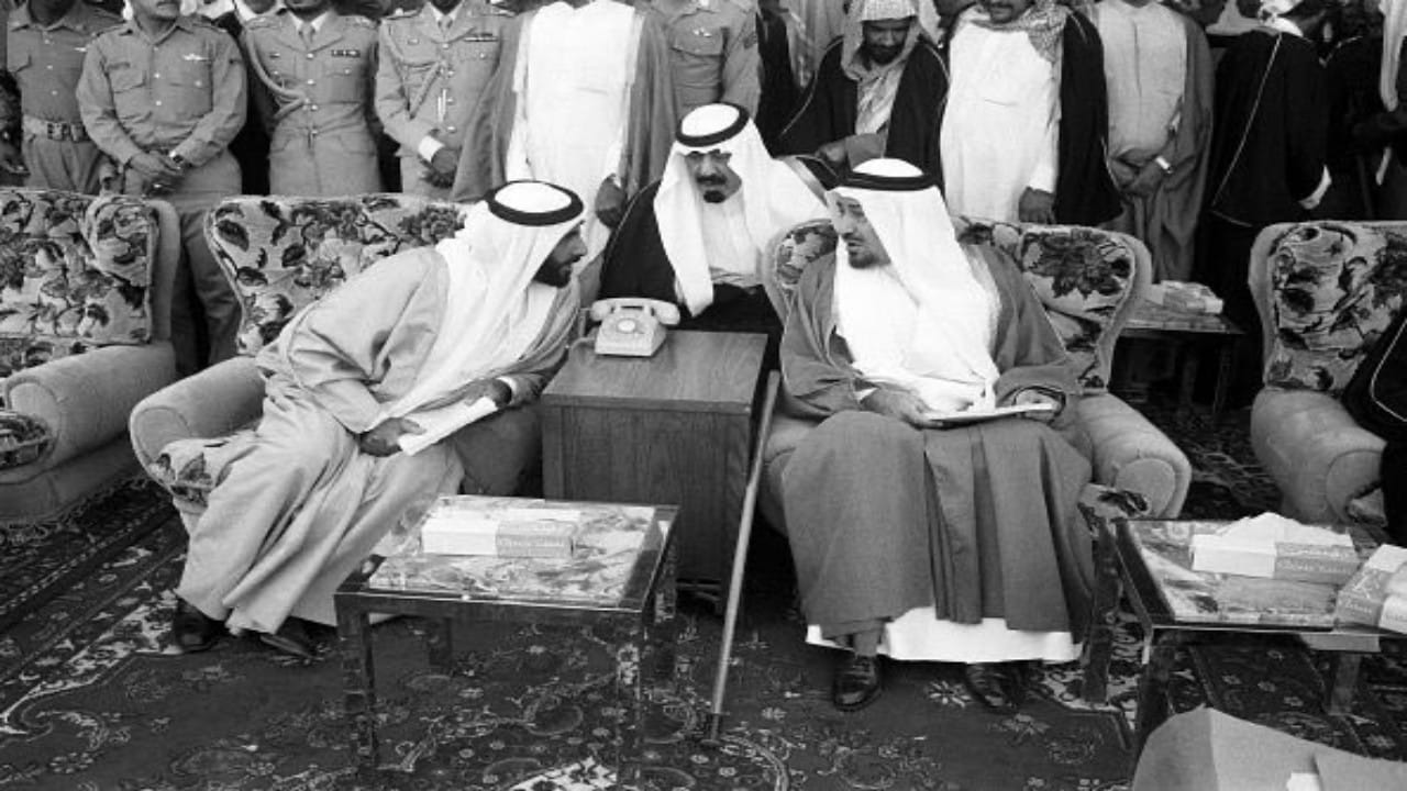 صورة نادرة لحديث جانبي بين الملك خالد والشيخ زايد