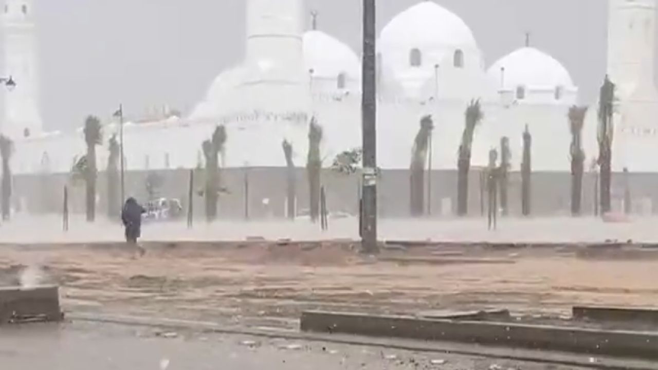 مشهد جميل لتساقط المطر من أمام مسجد قباء (فيديو)