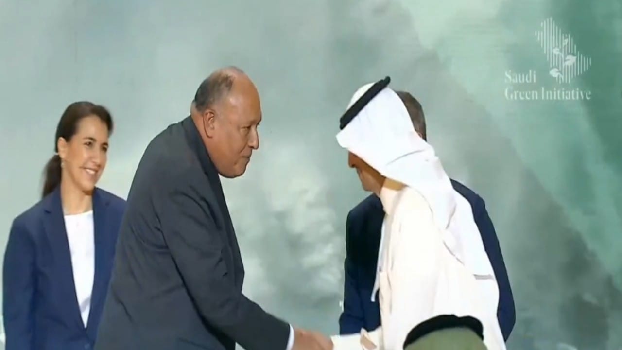 بالفيديو.. وزير الطاقة يرحب بوزير الخارجية المصري في منتدى &#8220;السعودية الخضراء&#8221;