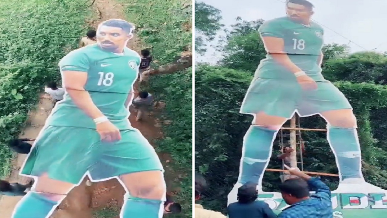 بالفيديو .. صورة عملاقة لـ “سالم الدوسري” في أحد شوارع الهند