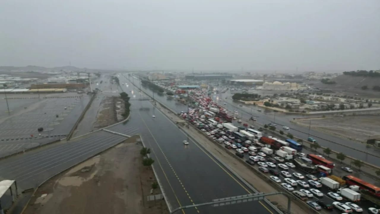 تحويل حركة طريق “مكة -جدة” السريع بسبب السيول المنقولة