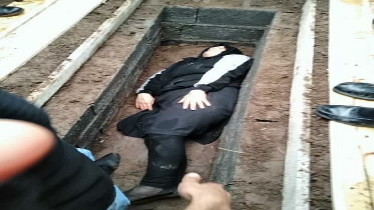 صورة مؤلمة لأم تغني في قبر ابنها بعد قتله برصاص &#8220;خامنئي&#8221;