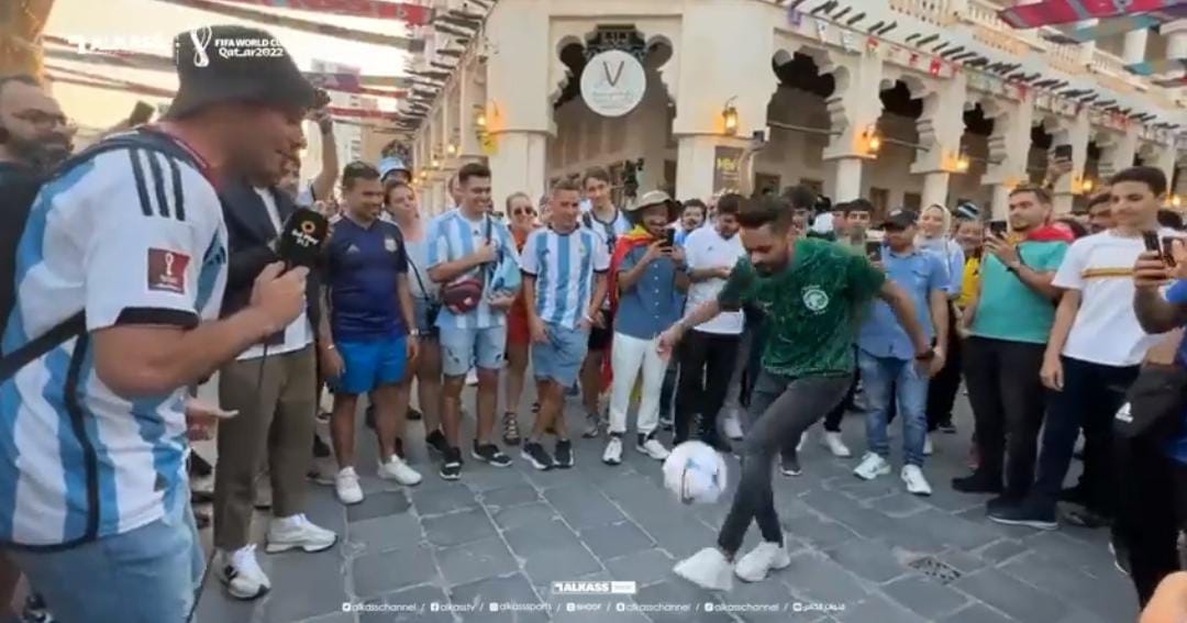 شاهد.. مشجع سعودي يستعرض مهاراته أمام معلق أرجنتيني بسوق واقف