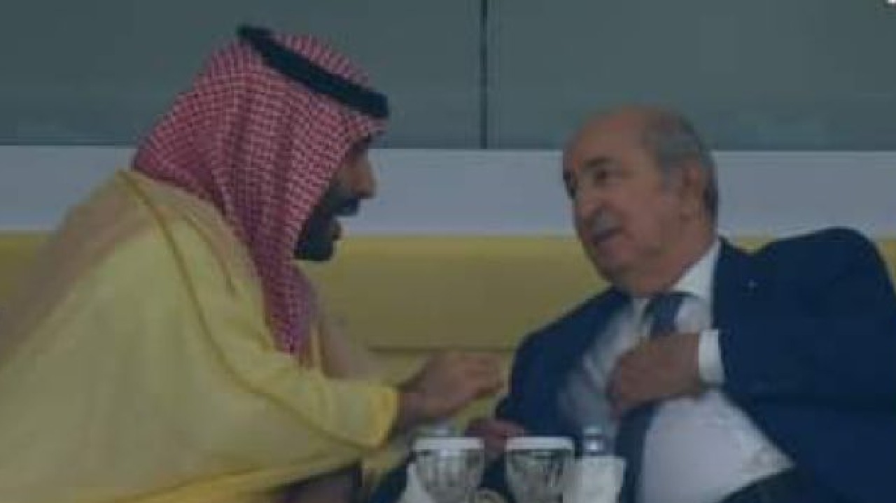 حديث جانبي بين ولي العهد والرئيس الجزائري في افتتاح كأس العالم
