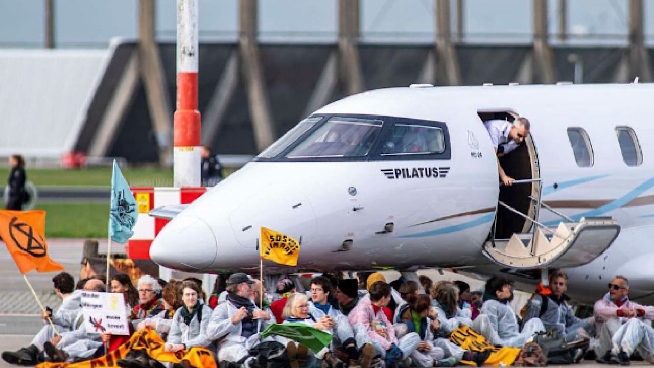 بالفيديو.. نشطاء مناخ يمنعون إقلاع طائرات خاصة من مطار شيفول الهولندي