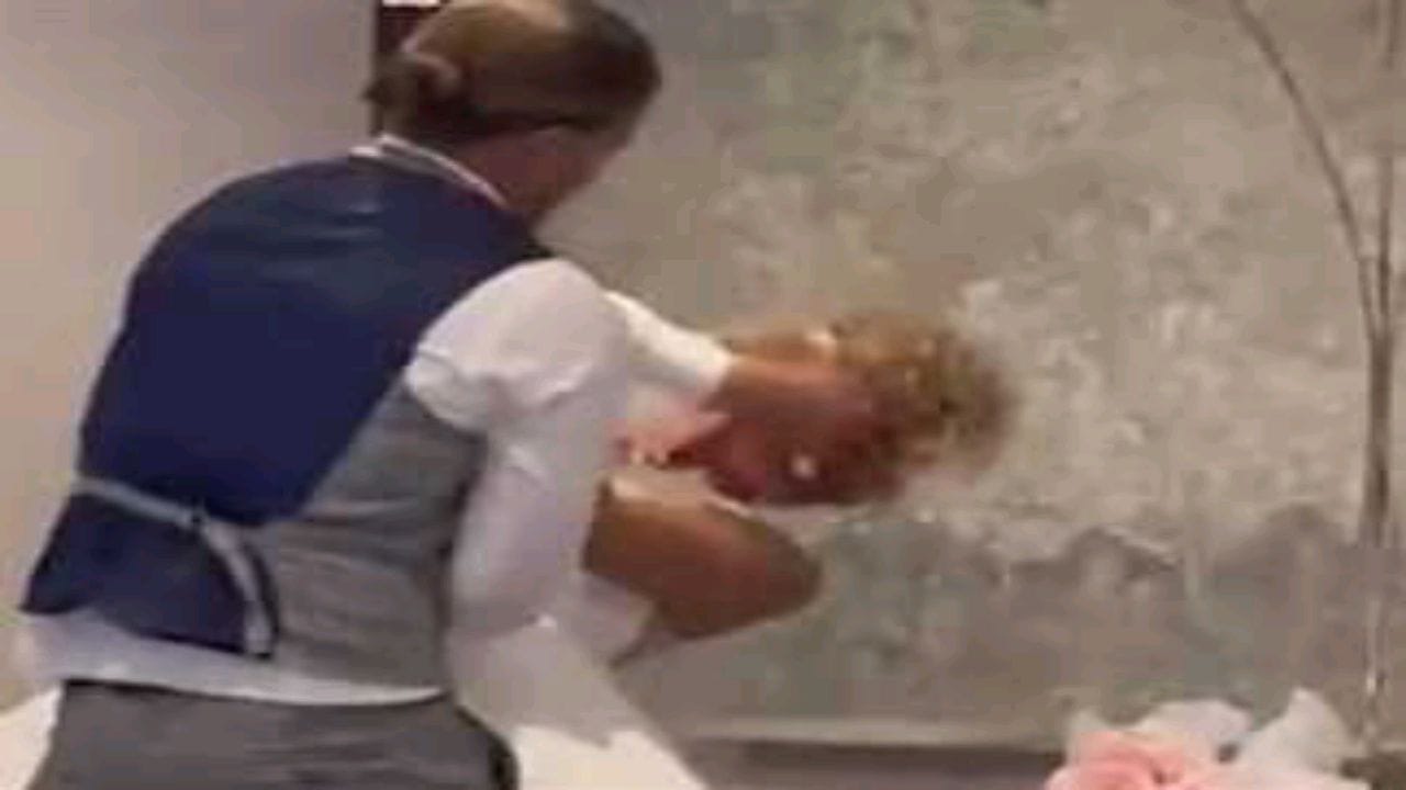 بالفيديو.. عريس يضرب عروسه بـ &#8220;كعكة&#8221; أمام المعازيم