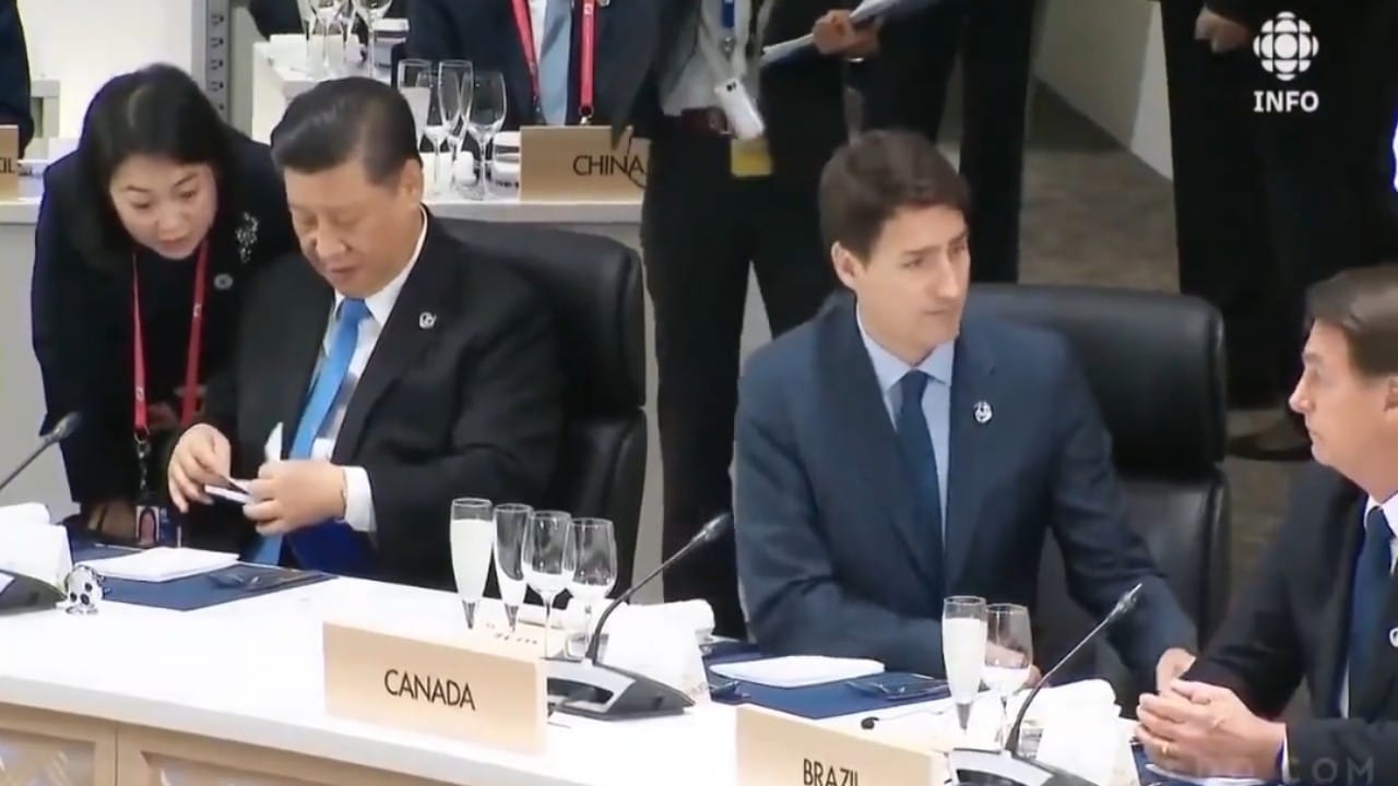 بالفيديو.. رئيس الوزراء الكندي يتعرض لموقف محرج عند جلوسه بين نظيريه البرازيلي والصيني