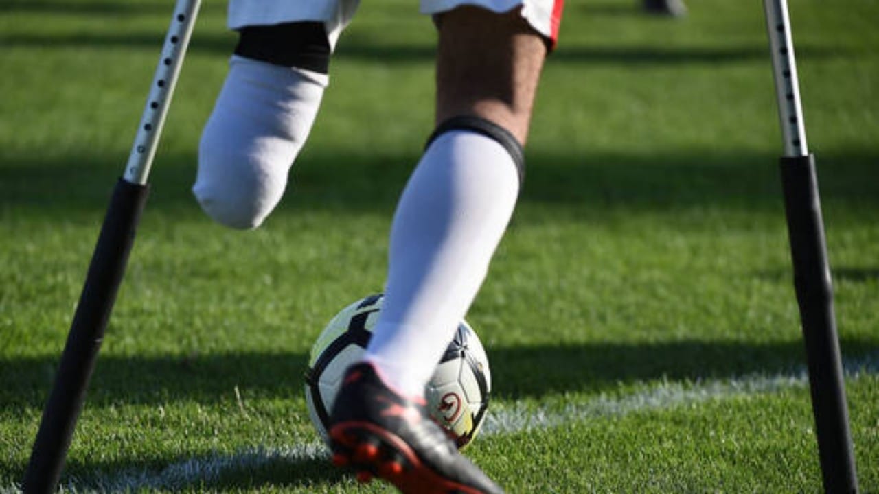لاعب كرة قدم من مبتوري الساق يسجل هدفًا مذهلاً