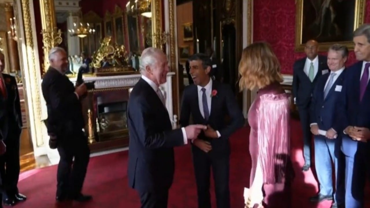 شاهد.. الملك تشارلز يتخلى عن البروتوكول أثناء استقباله مصممة الأزياء البريطانية الشهيرة مكارتني