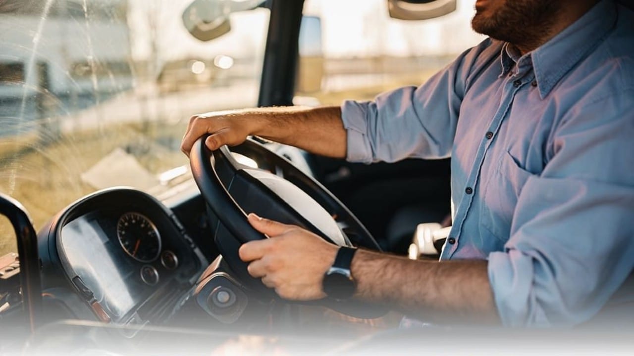 “النقل” تحدد اشتراطات هامة للسائقين خلال القيادة لفترات طويلة