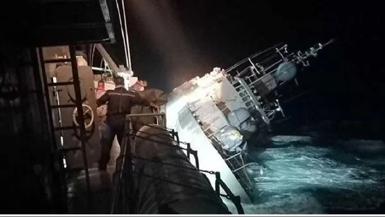 غرق سفينة تايلندية بصورة مأسوية وفقدان 31 بحاراً