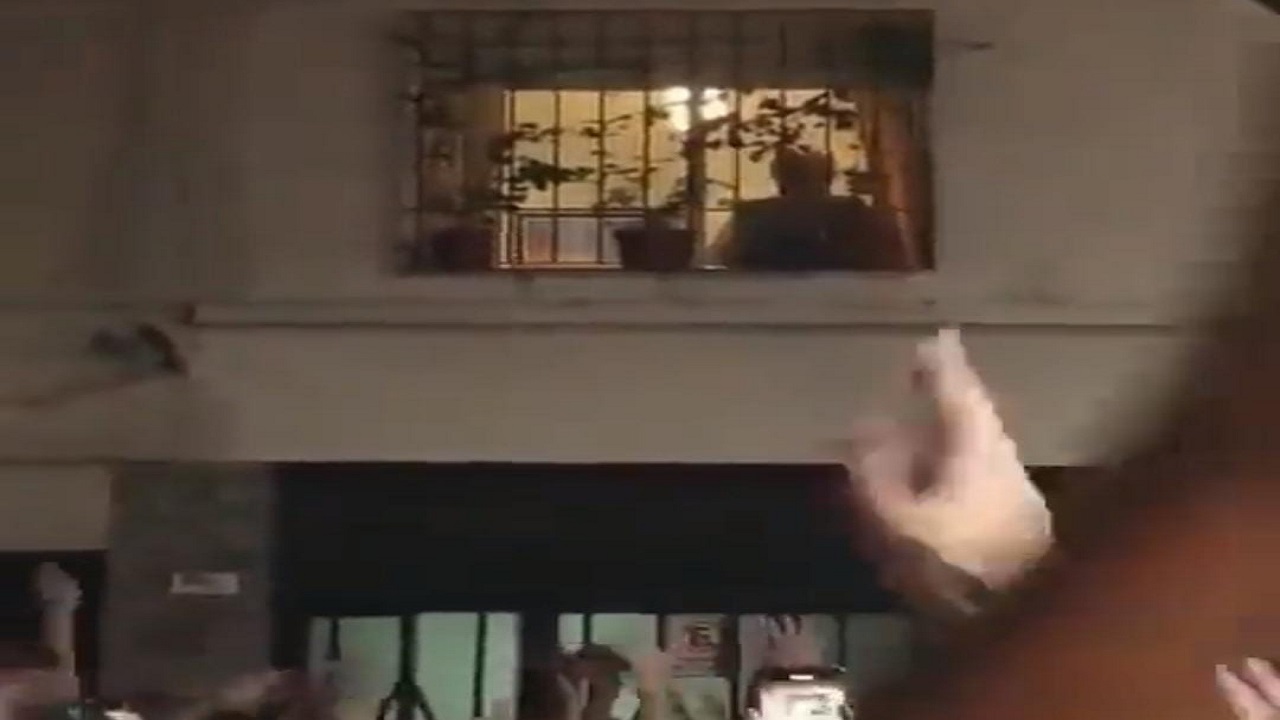 شاهد.. جماهير الأرجنتين أمام منزل جدة ميسي يهتفون بإسمه