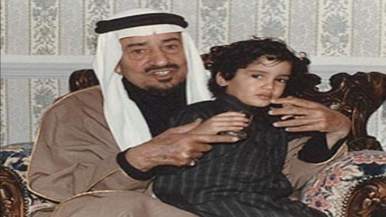 صورة نادرة للملك خالد بن عبدالعزيز مع أحد أحفاده