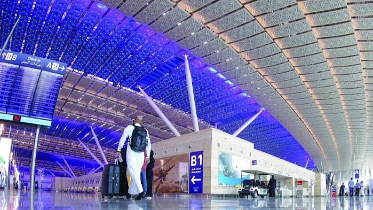 مطار الملك عبد العزيز بجدة يدعو المسافرين للتواصل مع الناقل