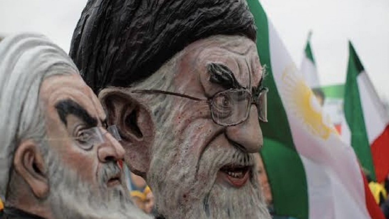 إيرانيون يهتفون: “خامنئي يا ظالم.. سندفنك تحت التراب”