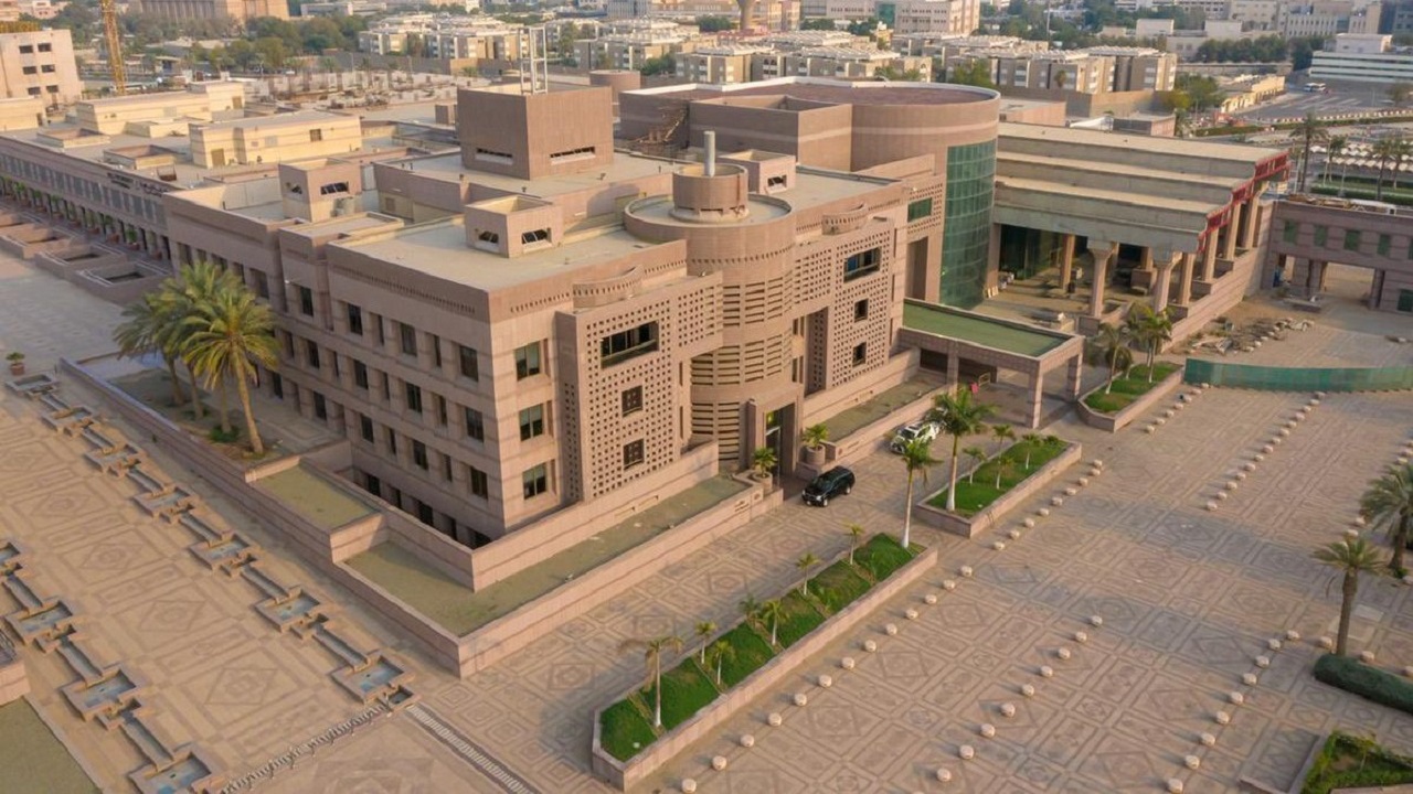 جامعة الملك عبدالعزيز ضمن أفضل “100 لدراسة الأعمال” في 2023
