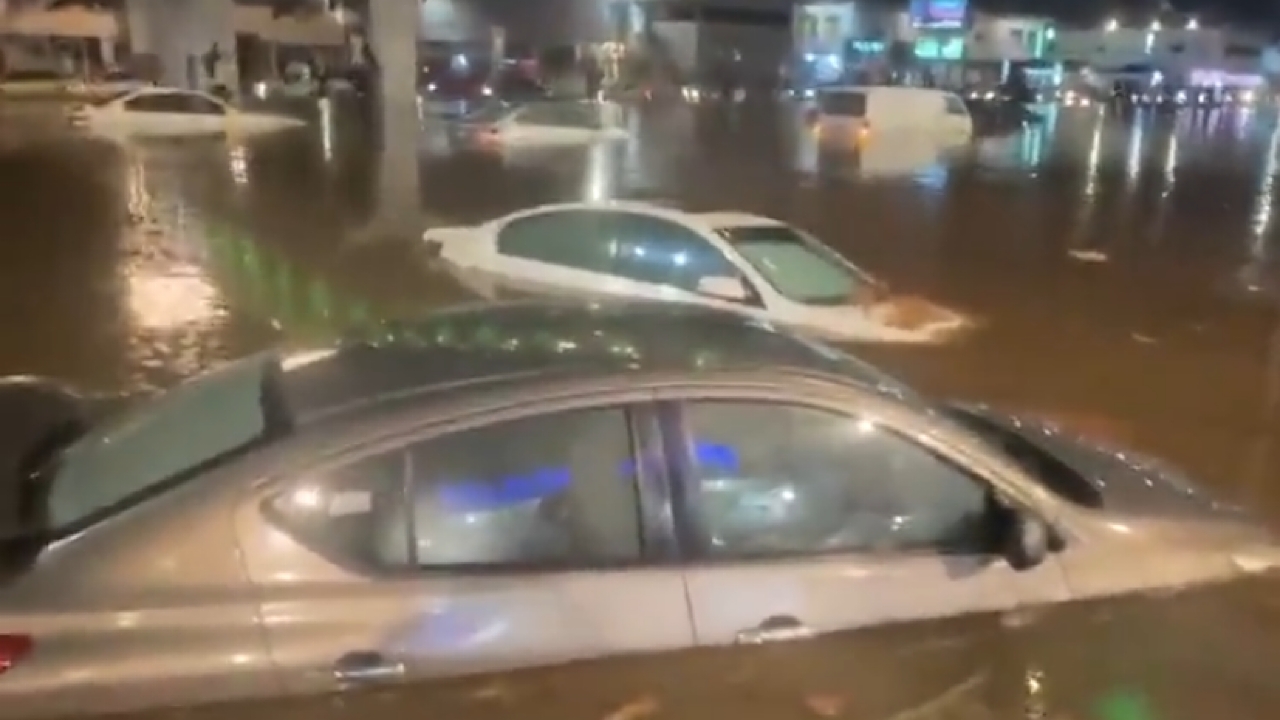 بالفيديو.. غرق بعض السيارات على طريق الملك فهد بحي البوادي في ⁧‫جدة