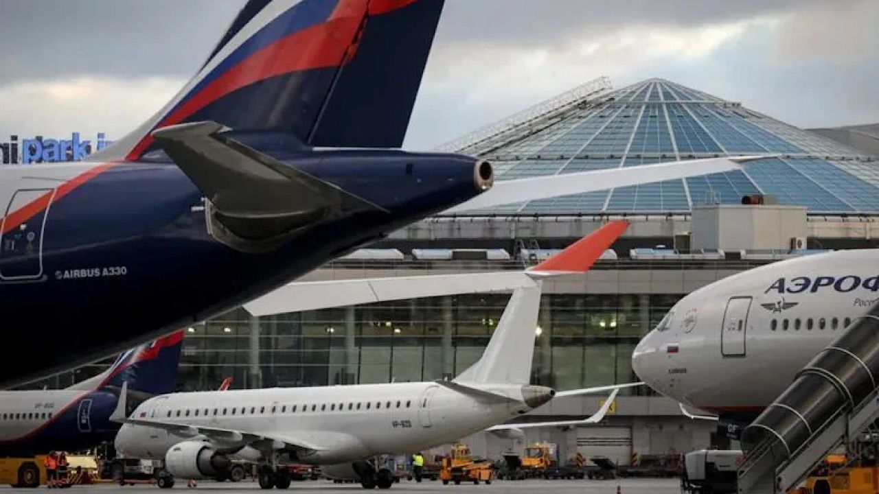 الطقس يتسبب في تأجيل عشرات الرحلات في مطارات موسكو (فيديو)